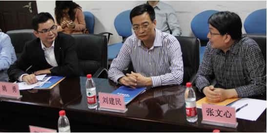 姚勇副市長、劉建民主任、張文心總經理交談